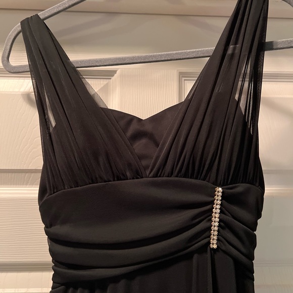 Beautiful black dress for your next wedding or formal event. - Picture 2 of 4
